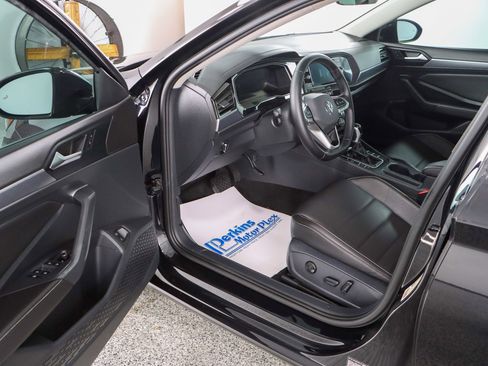 Used 2024 Volkswagen Jetta SE image 3