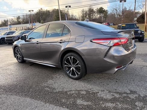 Used 2020 Toyota Camry SE image 4