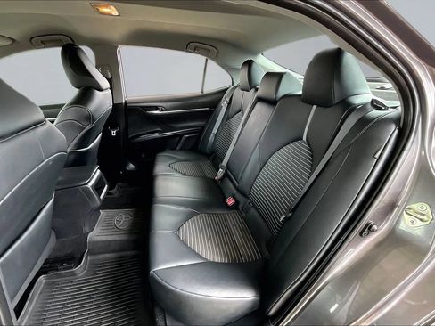 Used 2020 Toyota Camry SE FWD image 19