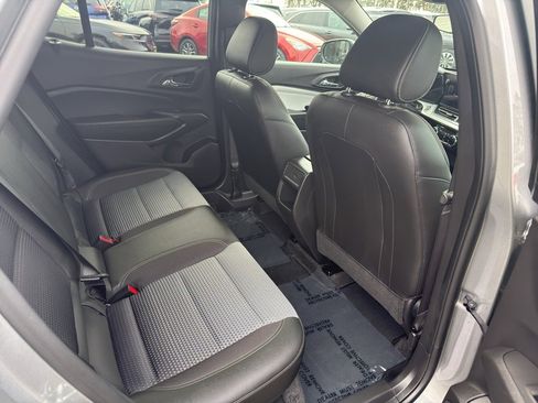 Used 2025 Chevrolet Trax LT w/ LT Convenience Package image 17