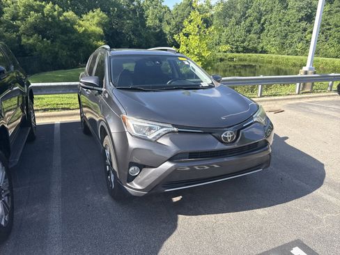 Used 2018 Toyota RAV4 Limited FWD image 3