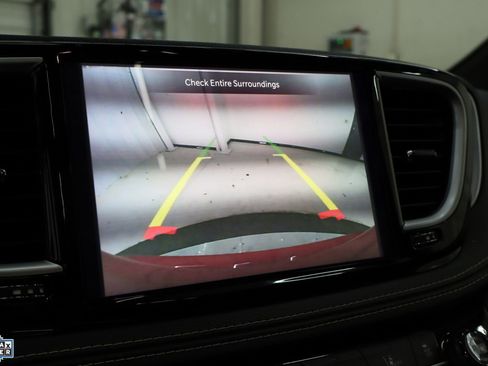 Used 2025 Chrysler Pacifica Limited image 20