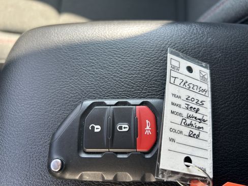 Used 2025 Jeep Wrangler Unlimited Rubicon AWD/4WD image 34