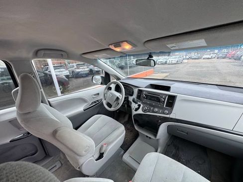 Used 2014 Toyota Sienna L FWD image 24