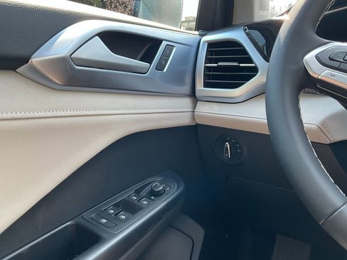 New 2025 Volkswagen Taos SE image 23