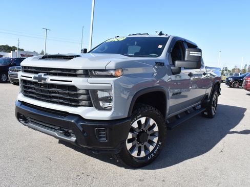 Used 2024 Chevrolet Silverado 2500 Custom w/ Custom Value Package image 5
