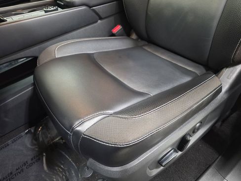 Used 2023 Nissan Pathfinder SL w/ Black Appearance Package AWD/4WD image 28