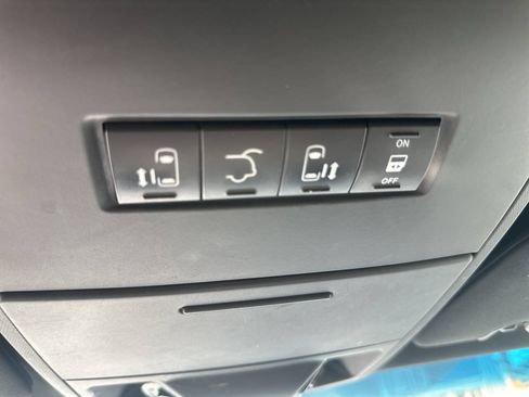 Used 2015 Dodge Grand Caravan SXT FWD image 18