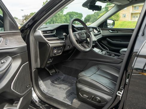Used 2022 Jeep Grand Cherokee Limited 4xe w/ Luxury Tech Group II AWD/4WD image 14