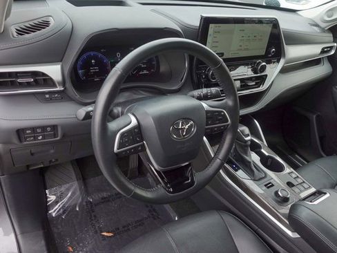 Used 2024 Toyota Highlander XLE image 10