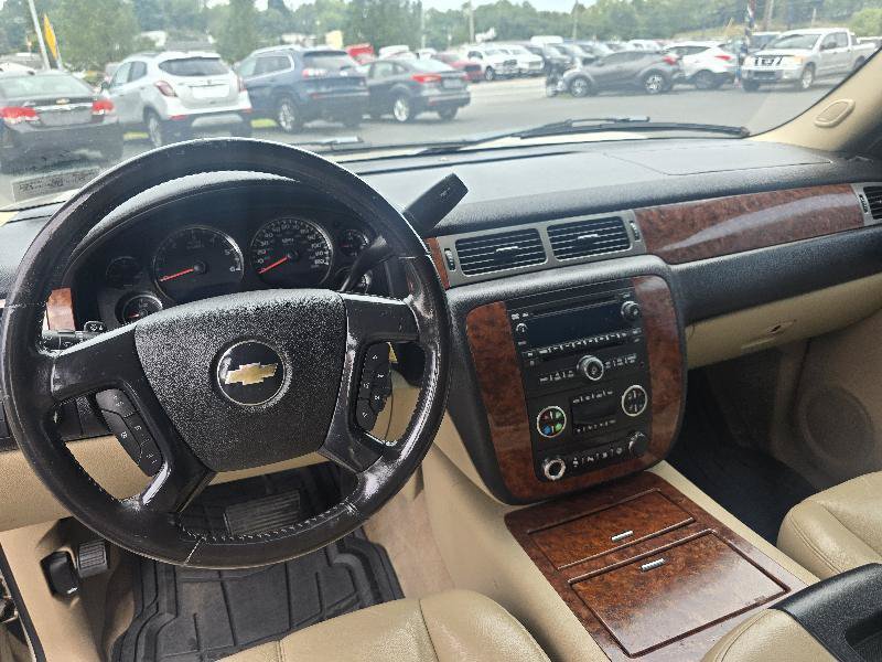 Used 2008 Chevrolet Tahoe LTZ w/ LTZ Preferred Equipment Group AWD/4WD image 9
