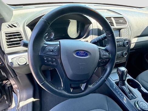 Used 2018 Ford Explorer XLT AWD/4WD image 16