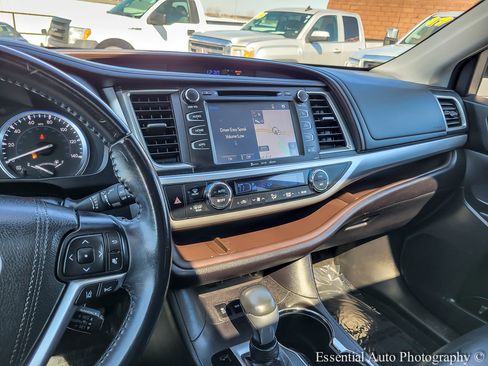 Used 2017 Toyota Highlander XLE w/ Carpet Mat Package image 25