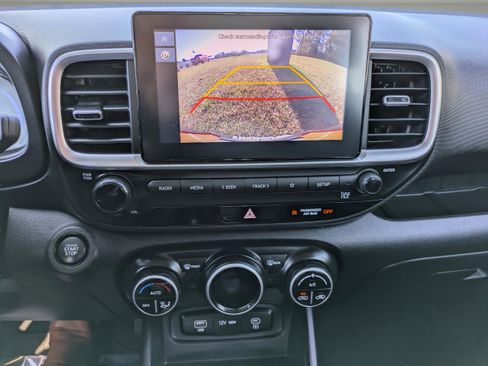 Used 2025 Hyundai Venue SEL image 25