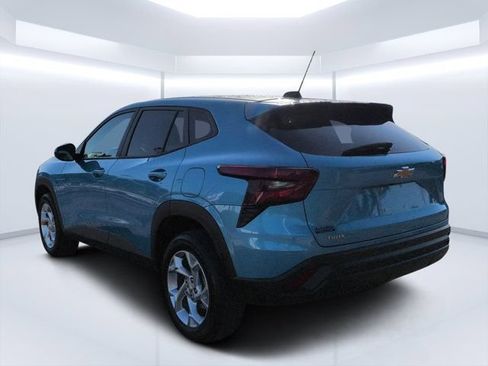 Used 2025 Chevrolet Trax LS w/ LS Convenience Package FWD image 5