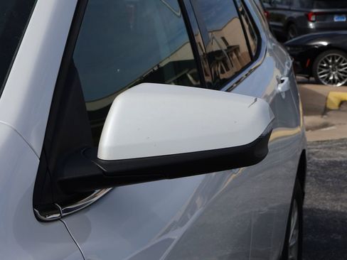 Used 2018 Chevrolet Equinox LT image 3