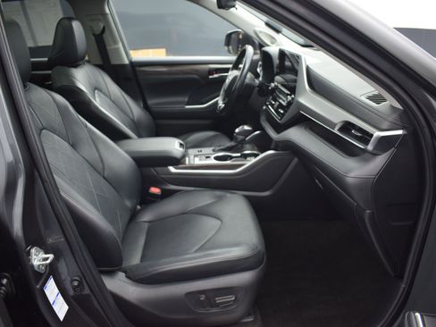 Used 2021 Toyota Highlander Platinum image 10