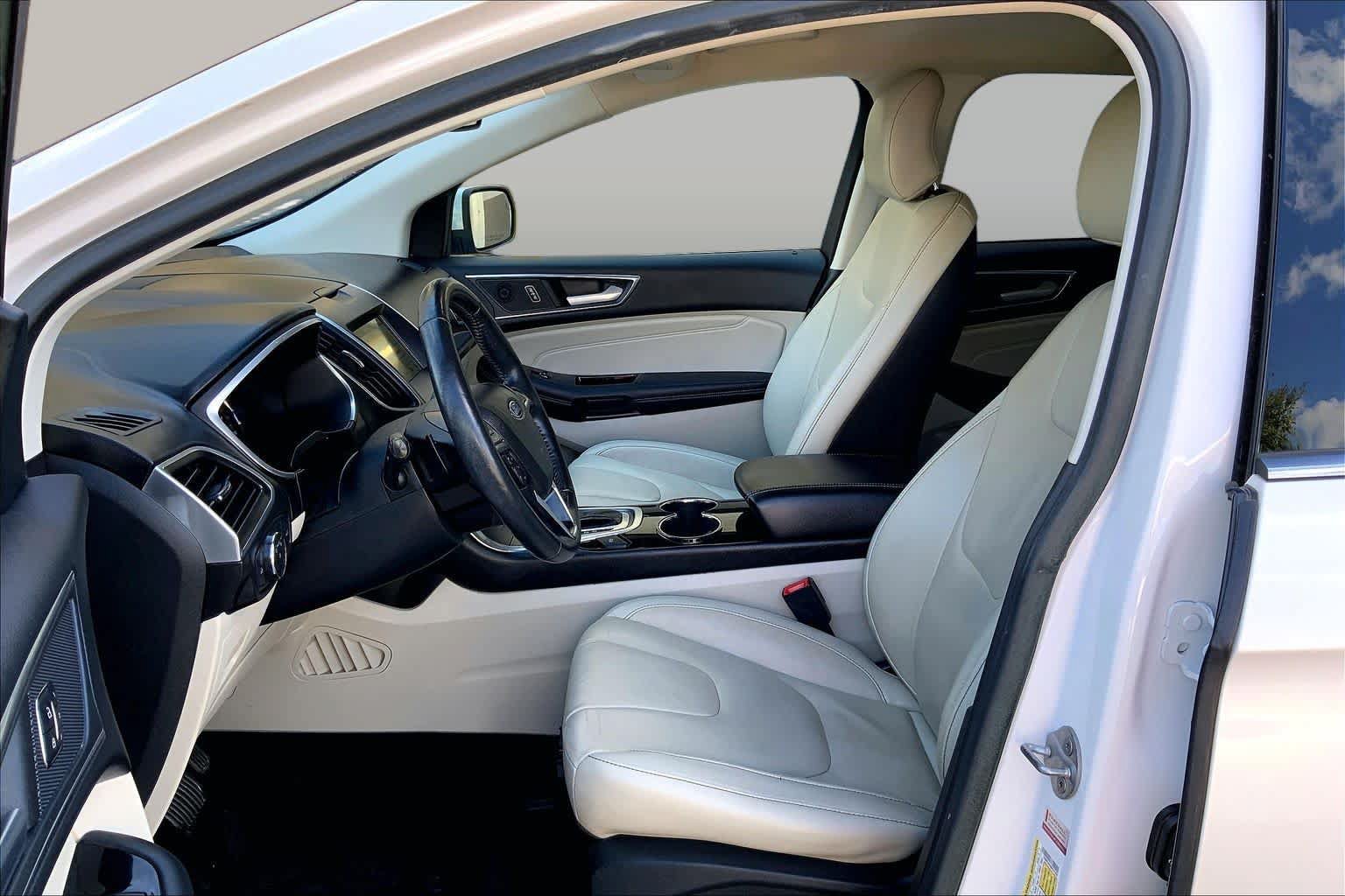 Used 2017 Ford Edge Titanium w/ Technology Package FWD image 7