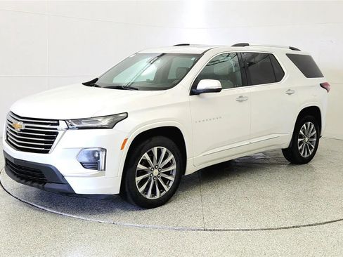 Used 2023 Chevrolet Traverse Premier FWD image 3
