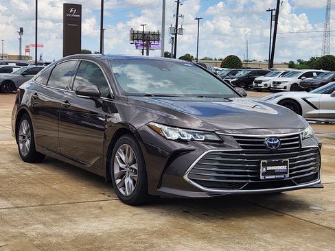 Used 2020 Toyota Avalon XLE w/ Moonroof Package FWD image 3