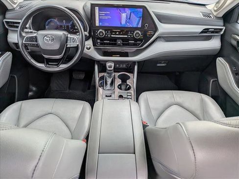 Used 2024 Toyota Highlander Platinum FWD image 16