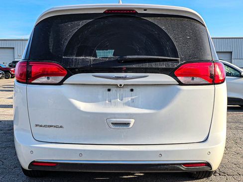 Used 2017 Chrysler Pacifica Touring-L image 5