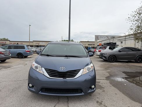 Used 2017 Toyota Sienna XLE w/ XLE Navigation Package FWD image 5