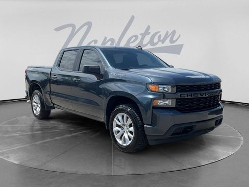 Used 2019 Chevrolet Silverado 1500 Custom w/ Custom Value Package AWD/4WD image 3