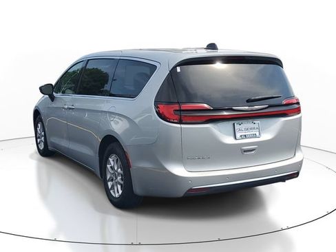 Used 2024 Chrysler Pacifica Touring-L FWD image 3