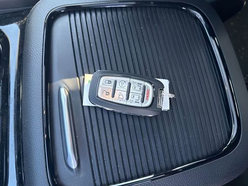 Used 2026 Chrysler Pacifica Limited FWD image 9