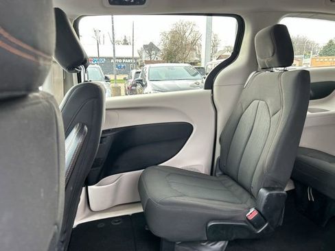Used 2017 Chrysler Pacifica LX FWD image 15