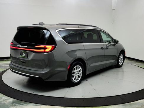 Used 2022 Chrysler Pacifica Touring-L FWD image 5