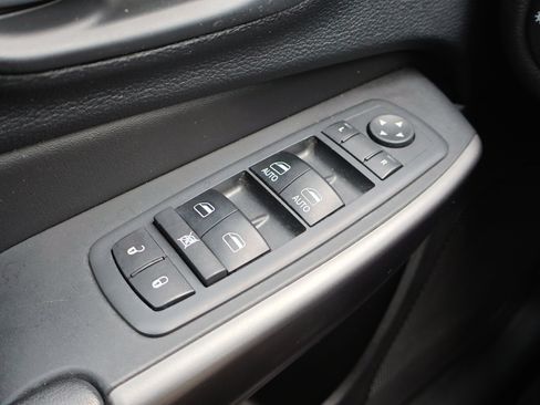 Used 2019 Jeep Cherokee Latitude Plus w/ Comfort/Convenience Group image 16