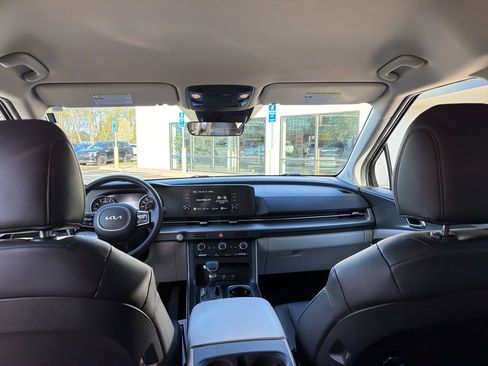 Used 2024 Kia Carnival LX FWD image 22