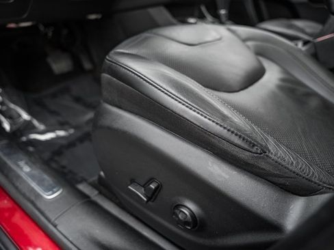 Used 2019 Jeep Cherokee Limited image 37