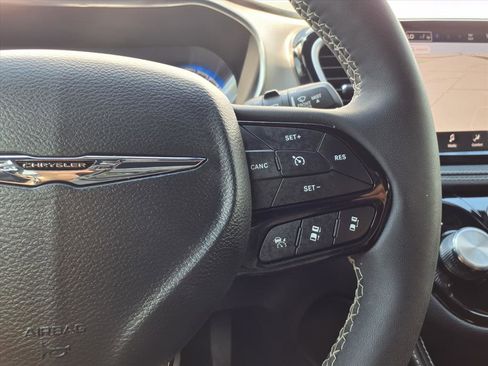 Used 2024 Chrysler Pacifica Limited w/ S Appearance Package image 16