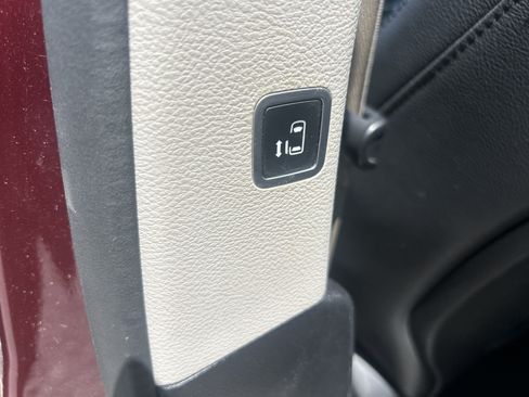 Used 2017 Chrysler Pacifica Touring-L FWD image 38