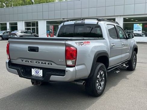 Certified 2017 Toyota Tacoma TRD Off-Road AWD/4WD image 6