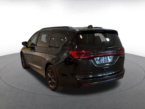 Used 2025 Chrysler Pacifica Limited image 11