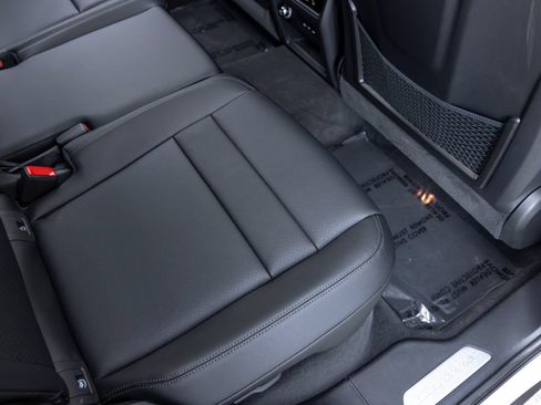 Certified 2025 Porsche Cayenne AWD/4WD image 50