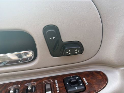 Used 2001 Lincoln Town Car Executive image 23