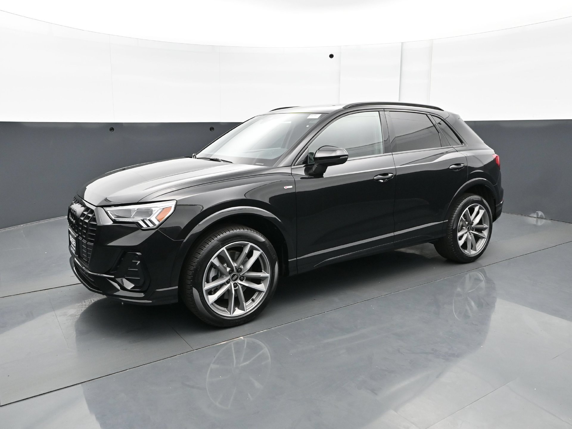 Used 2025 Audi Q3 2.0T Premium w/ Convenience Package AWD/4WD image 2