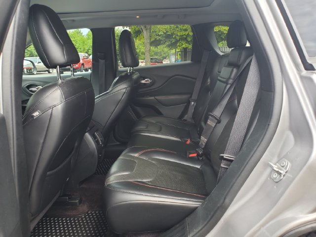 Used 2019 Jeep Cherokee Trailhawk AWD/4WD image 10