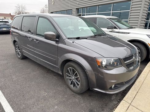 Used 2017 Dodge Grand Caravan GT image 3