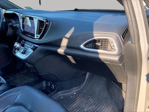 Used 2021 Chrysler Pacifica Touring-L w/ Uconnect Theater Family Group FWD image 16
