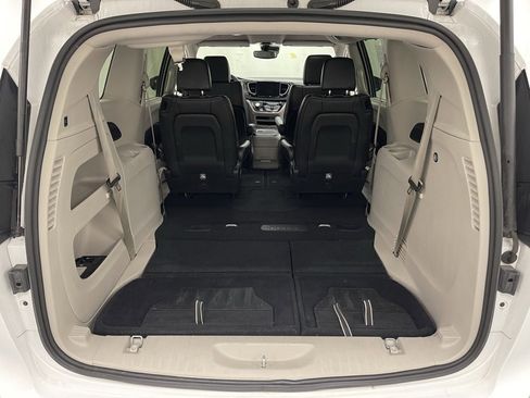Used 2024 Chrysler Pacifica Touring-L image 6