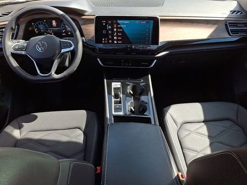 Certified 2024 Volkswagen Atlas SE w/ Panoramic Sunroof Package AWD/4WD image 15