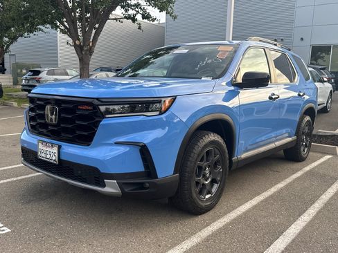 Used 2025 Honda Pilot TrailSport image 2