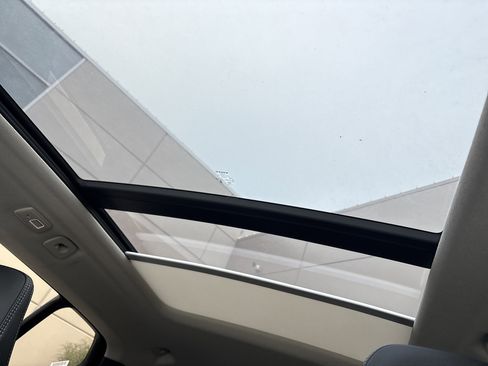 Used 2025 Volvo XC40 B5 Plus image 28