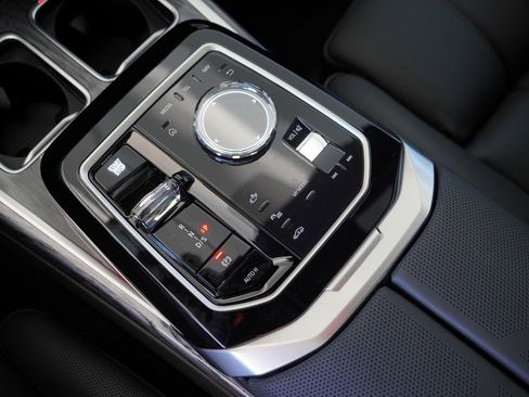 New 2026 BMW 750e xDrive w/ Premium Package image 20